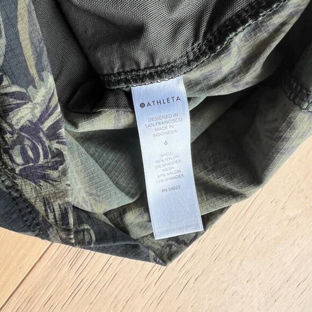 Athleta - Trekkie North Printed Shorts - Green Floral - Zip Pockets - Size - Picture 6 of 9